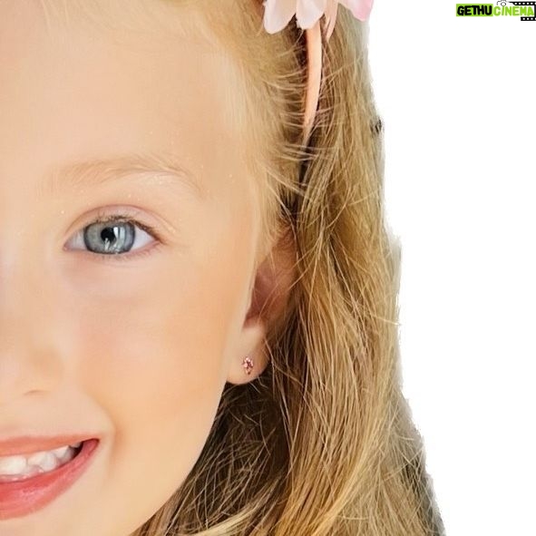 Inês Curado - 1.2K Likes - 04.10.2022 o dia em que o Sonho da Minha Vida completou uma mão cheia de voltas ao Sol.
Cinco anos de Mel, 5!!!
Parabéns Melzipitipi, Parabéns Amor da minha vida.
E obrigada, obrigada, obrigada até à eternidade por tudo, por tanto, por sempre. ❤️
Amo-te.
#melzipitipi #5yearsold
