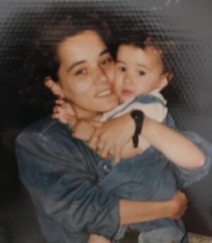 Inês Curado Instagram - 5.0

Dia 5 de Junho, o dia dela, o dia em que esta menina, mulher, filha, mãe e avó chega a uma nova década. 
A Cláudia é a minha mãe e eu não a trocava por nada nem ninguém deste mundo. Ela é aquela que nunca desiste, aquela que luta mesmo que em sangue, aquela que vê sempre o outro no meio da multidão, aquela que trabalha horas sem fim para que não falte nada a todos os que com ela se cruzam, aquela que não para. Aquela que ama até à exaustão. Aquela que nutre como mãe e protege como pai. Aquela que é a melhor profissional deste mundo e que trabalha com sentido de missão. 
E tudo isto num MULHERÃO! 
Uma mulher inacreditavelmente linda! Que esbanja charme, simpatia e amor por onde passa. 
Eu sei que as nossas mães são sempre as melhores do mundo e bla bla bla mas acreditem, A MINHA MÃE É MESMO A MELHOR! 
Hoje completas mais uma volta ao sol, hoje entras numa nova década, num ano tão forte e tão cheio de simbolismos. Hoje fazes 50 anos. São 50 anos teus e 30 nossos. Muitas das tuas aventuras, medos, conquistas e sonhos eu vivi contigo, vivi através de ti e ter em ti a minha companheira de montanha russa é um presente tão grande como a possibilidade de viver. 

Transbordo de orgulho em ti. 
Transbordo de admiração.
Transbordo de amor.

Parabéns Mãe! 

Que hoje fiquem para trás todos os obstáculos e que a partir de hoje renasças para uma nova vida, de sol e abundância ❤️

“Bebé ama mamã!”

#happybirthday #motherdaughter