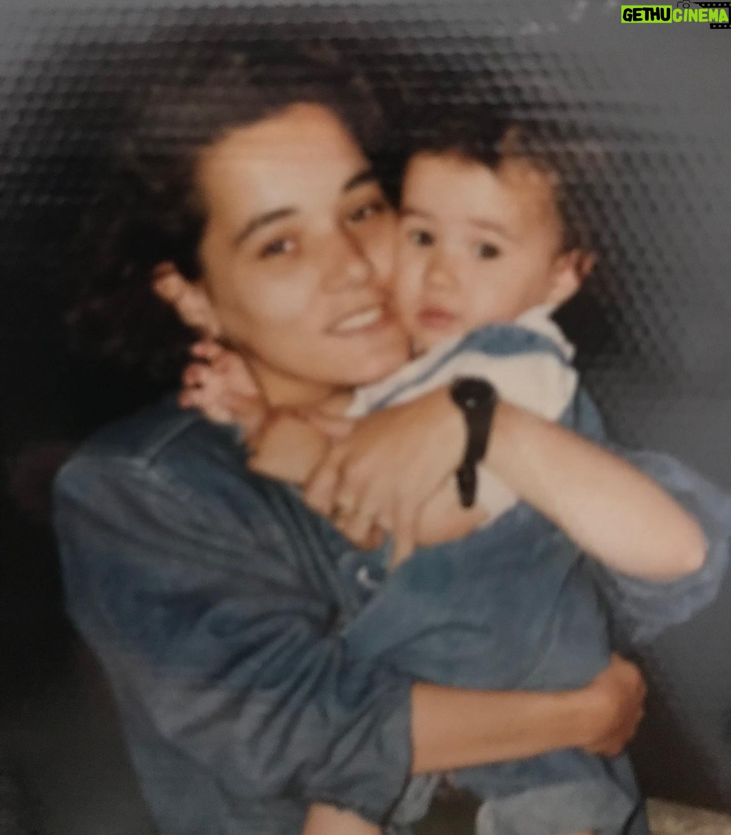 Inês Curado - 365 Likes - 5.0
Dia 5 de Junho, o dia dela, o dia em que esta menina, mulher, filha, mãe e avó chega a uma nova década.
A Cláudia é a minha mãe e eu não a trocava por nada nem ninguém deste mundo. Ela é aquela que nunca desiste, aquela que luta mesmo que em sangue, aquela que vê sempre o outro no meio da multidão, aquela que trabalha horas sem fim para que não falte nada a todos os que com ela se cruzam, aquela que não para. Aquela que ama até à exaustão. Aquela que nutre como mãe e protege como pai. Aquela que é a melhor profissional deste mundo e que trabalha com sentido de missão.
E tudo isto num MULHERÃO!
Uma mulher inacreditavelmente linda! Que esbanja charme, simpatia e amor por onde passa.
Eu sei que as nossas mães são sempre as melhores do mundo e bla bla bla mas acreditem, A MINHA MÃE É MESMO A MELHOR!
Hoje completas mais uma volta ao sol, hoje entras numa nova década, num ano tão forte e tão cheio de simbolismos. Hoje fazes 50 anos. São 50 anos teus e 30 nossos. Muitas das tuas aventuras, medos, conquistas e sonhos eu vivi contigo, vivi através de ti e ter em ti a minha companheira de montanha russa é um presente tão grande como a possibilidade de viver.
Transbordo de orgulho em ti.
Transbordo de admiração.
Transbordo de amor.
Parabéns Mãe!
Que hoje fiquem para trás todos os obstáculos e que a partir de hoje renasças para uma nova vida, de sol e abundância ❤️
“Bebé ama mamã!”
#happybirthday #motherdaughter