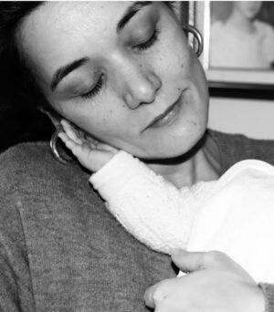 Inês Curado Instagram - 5.0

Dia 5 de Junho, o dia dela, o dia em que esta menina, mulher, filha, mãe e avó chega a uma nova década. 
A Cláudia é a minha mãe e eu não a trocava por nada nem ninguém deste mundo. Ela é aquela que nunca desiste, aquela que luta mesmo que em sangue, aquela que vê sempre o outro no meio da multidão, aquela que trabalha horas sem fim para que não falte nada a todos os que com ela se cruzam, aquela que não para. Aquela que ama até à exaustão. Aquela que nutre como mãe e protege como pai. Aquela que é a melhor profissional deste mundo e que trabalha com sentido de missão. 
E tudo isto num MULHERÃO! 
Uma mulher inacreditavelmente linda! Que esbanja charme, simpatia e amor por onde passa. 
Eu sei que as nossas mães são sempre as melhores do mundo e bla bla bla mas acreditem, A MINHA MÃE É MESMO A MELHOR! 
Hoje completas mais uma volta ao sol, hoje entras numa nova década, num ano tão forte e tão cheio de simbolismos. Hoje fazes 50 anos. São 50 anos teus e 30 nossos. Muitas das tuas aventuras, medos, conquistas e sonhos eu vivi contigo, vivi através de ti e ter em ti a minha companheira de montanha russa é um presente tão grande como a possibilidade de viver. 

Transbordo de orgulho em ti. 
Transbordo de admiração.
Transbordo de amor.

Parabéns Mãe! 

Que hoje fiquem para trás todos os obstáculos e que a partir de hoje renasças para uma nova vida, de sol e abundância ❤️

“Bebé ama mamã!”

#happybirthday #motherdaughter