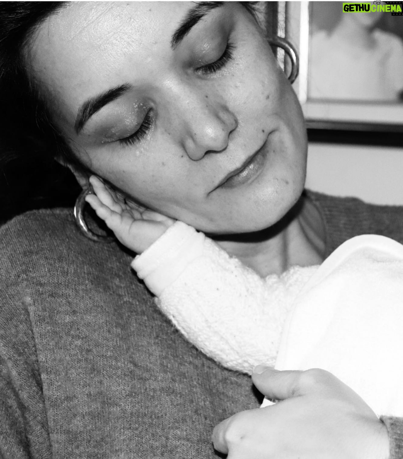Inês Curado - 365 Likes - 5.0
Dia 5 de Junho, o dia dela, o dia em que esta menina, mulher, filha, mãe e avó chega a uma nova década.
A Cláudia é a minha mãe e eu não a trocava por nada nem ninguém deste mundo. Ela é aquela que nunca desiste, aquela que luta mesmo que em sangue, aquela que vê sempre o outro no meio da multidão, aquela que trabalha horas sem fim para que não falte nada a todos os que com ela se cruzam, aquela que não para. Aquela que ama até à exaustão. Aquela que nutre como mãe e protege como pai. Aquela que é a melhor profissional deste mundo e que trabalha com sentido de missão.
E tudo isto num MULHERÃO!
Uma mulher inacreditavelmente linda! Que esbanja charme, simpatia e amor por onde passa.
Eu sei que as nossas mães são sempre as melhores do mundo e bla bla bla mas acreditem, A MINHA MÃE É MESMO A MELHOR!
Hoje completas mais uma volta ao sol, hoje entras numa nova década, num ano tão forte e tão cheio de simbolismos. Hoje fazes 50 anos. São 50 anos teus e 30 nossos. Muitas das tuas aventuras, medos, conquistas e sonhos eu vivi contigo, vivi através de ti e ter em ti a minha companheira de montanha russa é um presente tão grande como a possibilidade de viver.
Transbordo de orgulho em ti.
Transbordo de admiração.
Transbordo de amor.
Parabéns Mãe!
Que hoje fiquem para trás todos os obstáculos e que a partir de hoje renasças para uma nova vida, de sol e abundância ❤️
“Bebé ama mamã!”
#happybirthday #motherdaughter