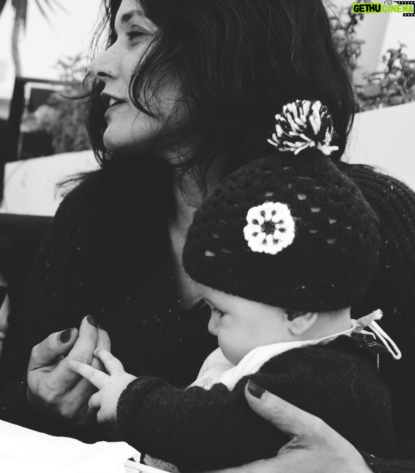 Inês Curado - 365 Likes - 5.0
Dia 5 de Junho, o dia dela, o dia em que esta menina, mulher, filha, mãe e avó chega a uma nova década.
A Cláudia é a minha mãe e eu não a trocava por nada nem ninguém deste mundo. Ela é aquela que nunca desiste, aquela que luta mesmo que em sangue, aquela que vê sempre o outro no meio da multidão, aquela que trabalha horas sem fim para que não falte nada a todos os que com ela se cruzam, aquela que não para. Aquela que ama até à exaustão. Aquela que nutre como mãe e protege como pai. Aquela que é a melhor profissional deste mundo e que trabalha com sentido de missão.
E tudo isto num MULHERÃO!
Uma mulher inacreditavelmente linda! Que esbanja charme, simpatia e amor por onde passa.
Eu sei que as nossas mães são sempre as melhores do mundo e bla bla bla mas acreditem, A MINHA MÃE É MESMO A MELHOR!
Hoje completas mais uma volta ao sol, hoje entras numa nova década, num ano tão forte e tão cheio de simbolismos. Hoje fazes 50 anos. São 50 anos teus e 30 nossos. Muitas das tuas aventuras, medos, conquistas e sonhos eu vivi contigo, vivi através de ti e ter em ti a minha companheira de montanha russa é um presente tão grande como a possibilidade de viver.
Transbordo de orgulho em ti.
Transbordo de admiração.
Transbordo de amor.
Parabéns Mãe!
Que hoje fiquem para trás todos os obstáculos e que a partir de hoje renasças para uma nova vida, de sol e abundância ❤️
“Bebé ama mamã!”
#happybirthday #motherdaughter