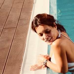 Inês Curado Instagram - 5.0

Dia 5 de Junho, o dia dela, o dia em que esta menina, mulher, filha, mãe e avó chega a uma nova década. 
A Cláudia é a minha mãe e eu não a trocava por nada nem ninguém deste mundo. Ela é aquela que nunca desiste, aquela que luta mesmo que em sangue, aquela que vê sempre o outro no meio da multidão, aquela que trabalha horas sem fim para que não falte nada a todos os que com ela se cruzam, aquela que não para. Aquela que ama até à exaustão. Aquela que nutre como mãe e protege como pai. Aquela que é a melhor profissional deste mundo e que trabalha com sentido de missão. 
E tudo isto num MULHERÃO! 
Uma mulher inacreditavelmente linda! Que esbanja charme, simpatia e amor por onde passa. 
Eu sei que as nossas mães são sempre as melhores do mundo e bla bla bla mas acreditem, A MINHA MÃE É MESMO A MELHOR! 
Hoje completas mais uma volta ao sol, hoje entras numa nova década, num ano tão forte e tão cheio de simbolismos. Hoje fazes 50 anos. São 50 anos teus e 30 nossos. Muitas das tuas aventuras, medos, conquistas e sonhos eu vivi contigo, vivi através de ti e ter em ti a minha companheira de montanha russa é um presente tão grande como a possibilidade de viver. 

Transbordo de orgulho em ti. 
Transbordo de admiração.
Transbordo de amor.

Parabéns Mãe! 

Que hoje fiquem para trás todos os obstáculos e que a partir de hoje renasças para uma nova vida, de sol e abundância ❤️

“Bebé ama mamã!”

#happybirthday #motherdaughter