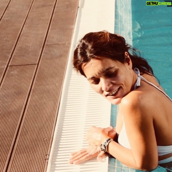 Inês Curado - 365 Likes - 5.0
Dia 5 de Junho, o dia dela, o dia em que esta menina, mulher, filha, mãe e avó chega a uma nova década.
A Cláudia é a minha mãe e eu não a trocava por nada nem ninguém deste mundo. Ela é aquela que nunca desiste, aquela que luta mesmo que em sangue, aquela que vê sempre o outro no meio da multidão, aquela que trabalha horas sem fim para que não falte nada a todos os que com ela se cruzam, aquela que não para. Aquela que ama até à exaustão. Aquela que nutre como mãe e protege como pai. Aquela que é a melhor profissional deste mundo e que trabalha com sentido de missão.
E tudo isto num MULHERÃO!
Uma mulher inacreditavelmente linda! Que esbanja charme, simpatia e amor por onde passa.
Eu sei que as nossas mães são sempre as melhores do mundo e bla bla bla mas acreditem, A MINHA MÃE É MESMO A MELHOR!
Hoje completas mais uma volta ao sol, hoje entras numa nova década, num ano tão forte e tão cheio de simbolismos. Hoje fazes 50 anos. São 50 anos teus e 30 nossos. Muitas das tuas aventuras, medos, conquistas e sonhos eu vivi contigo, vivi através de ti e ter em ti a minha companheira de montanha russa é um presente tão grande como a possibilidade de viver.
Transbordo de orgulho em ti.
Transbordo de admiração.
Transbordo de amor.
Parabéns Mãe!
Que hoje fiquem para trás todos os obstáculos e que a partir de hoje renasças para uma nova vida, de sol e abundância ❤️
“Bebé ama mamã!”
#happybirthday #motherdaughter