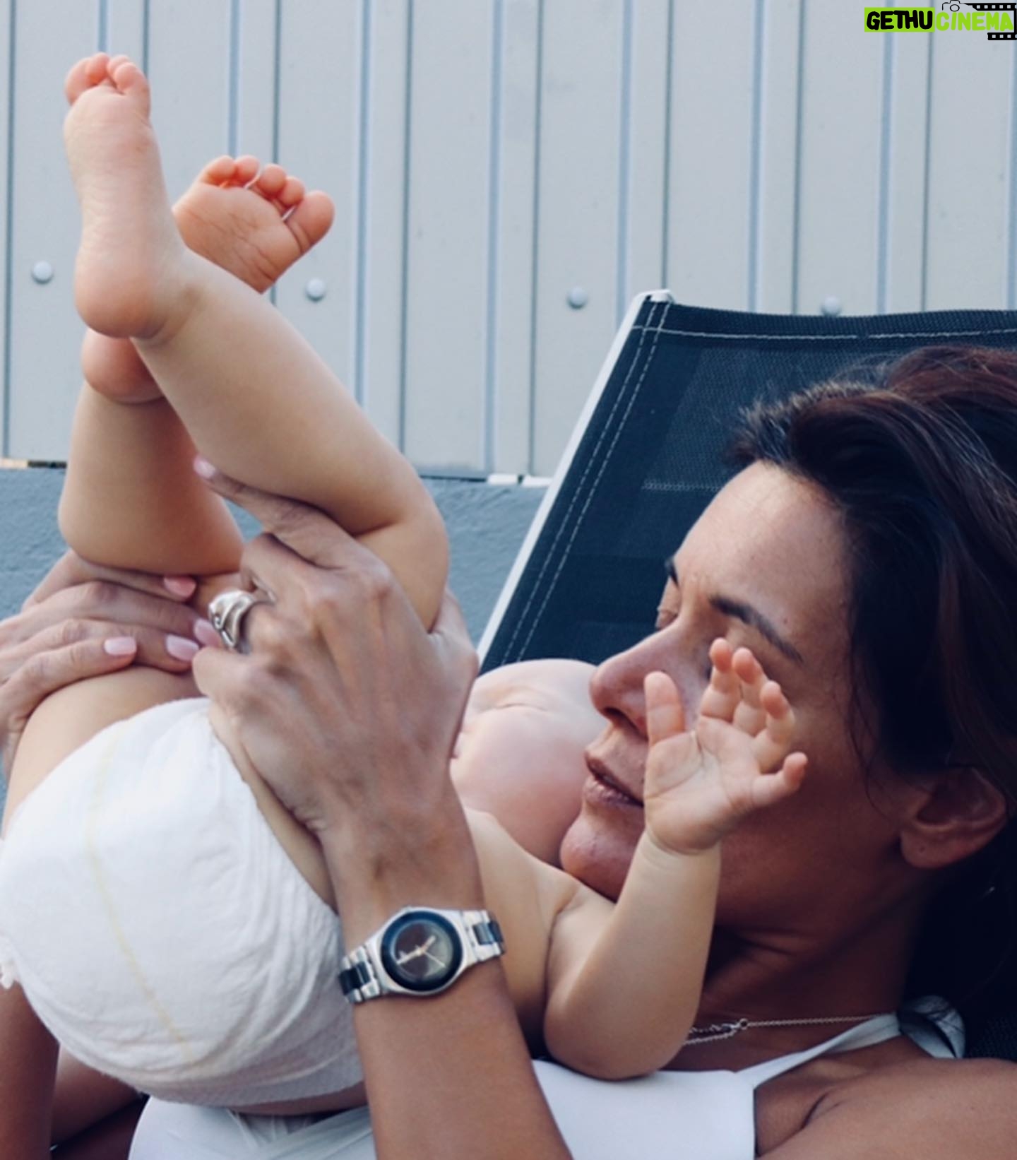 Inês Curado - 365 Likes - 5.0
Dia 5 de Junho, o dia dela, o dia em que esta menina, mulher, filha, mãe e avó chega a uma nova década.
A Cláudia é a minha mãe e eu não a trocava por nada nem ninguém deste mundo. Ela é aquela que nunca desiste, aquela que luta mesmo que em sangue, aquela que vê sempre o outro no meio da multidão, aquela que trabalha horas sem fim para que não falte nada a todos os que com ela se cruzam, aquela que não para. Aquela que ama até à exaustão. Aquela que nutre como mãe e protege como pai. Aquela que é a melhor profissional deste mundo e que trabalha com sentido de missão.
E tudo isto num MULHERÃO!
Uma mulher inacreditavelmente linda! Que esbanja charme, simpatia e amor por onde passa.
Eu sei que as nossas mães são sempre as melhores do mundo e bla bla bla mas acreditem, A MINHA MÃE É MESMO A MELHOR!
Hoje completas mais uma volta ao sol, hoje entras numa nova década, num ano tão forte e tão cheio de simbolismos. Hoje fazes 50 anos. São 50 anos teus e 30 nossos. Muitas das tuas aventuras, medos, conquistas e sonhos eu vivi contigo, vivi através de ti e ter em ti a minha companheira de montanha russa é um presente tão grande como a possibilidade de viver.
Transbordo de orgulho em ti.
Transbordo de admiração.
Transbordo de amor.
Parabéns Mãe!
Que hoje fiquem para trás todos os obstáculos e que a partir de hoje renasças para uma nova vida, de sol e abundância ❤️
“Bebé ama mamã!”
#happybirthday #motherdaughter