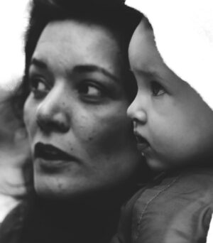 Inês Curado Instagram - 5.0

Dia 5 de Junho, o dia dela, o dia em que esta menina, mulher, filha, mãe e avó chega a uma nova década. 
A Cláudia é a minha mãe e eu não a trocava por nada nem ninguém deste mundo. Ela é aquela que nunca desiste, aquela que luta mesmo que em sangue, aquela que vê sempre o outro no meio da multidão, aquela que trabalha horas sem fim para que não falte nada a todos os que com ela se cruzam, aquela que não para. Aquela que ama até à exaustão. Aquela que nutre como mãe e protege como pai. Aquela que é a melhor profissional deste mundo e que trabalha com sentido de missão. 
E tudo isto num MULHERÃO! 
Uma mulher inacreditavelmente linda! Que esbanja charme, simpatia e amor por onde passa. 
Eu sei que as nossas mães são sempre as melhores do mundo e bla bla bla mas acreditem, A MINHA MÃE É MESMO A MELHOR! 
Hoje completas mais uma volta ao sol, hoje entras numa nova década, num ano tão forte e tão cheio de simbolismos. Hoje fazes 50 anos. São 50 anos teus e 30 nossos. Muitas das tuas aventuras, medos, conquistas e sonhos eu vivi contigo, vivi através de ti e ter em ti a minha companheira de montanha russa é um presente tão grande como a possibilidade de viver. 

Transbordo de orgulho em ti. 
Transbordo de admiração.
Transbordo de amor.

Parabéns Mãe! 

Que hoje fiquem para trás todos os obstáculos e que a partir de hoje renasças para uma nova vida, de sol e abundância ❤️

“Bebé ama mamã!”

#happybirthday #motherdaughter