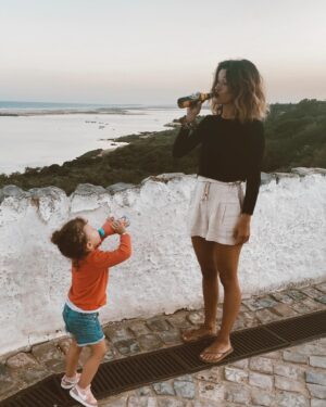 Inês Curado Instagram - Sou de uma família de mulheres. De mulheres não. De super mulheres! De super mães! Com super poderes! Capazes de dar a volta ao mundo pelos seus! Capazes de enfrentarem as coisas mais duras sempre de colo pronto para aninhar as crias. Capazes do impossível. 
Talvez por isso esse tenha sido sempre o meu maior sonho, ser mãe. Talvez inconscientemente sonhasse um dia em ser eu também uma super mulher com super poderes. Não sei se esse foi o motor inconsciente do meu sonho mas sei que no dia em que soube que a Mel crescia em mim, eu também me tornei numa super heroína! Talvez não como imaginava, talvez muito mais humana do que achava que eram as super heroínas. Talvez como elas. 
Com falhas, acertos, dias bons, dias maus, com tudo o que a humanidade traz até aos super heróis. E sabem uma coisa? Está tudo certo, tão certo.
À minha avó agradeço-lhe a doçura, a tranquilidade e o mimo interminável.
À minha mãe agradeço-lhe a força de levar tudo à frente por nós as duas. Agradeço-lhe o amor incondicional do qual nunca duvidei. Fomos só nós durante tanto tempo e passaste por tanto sem nunca me largares a mão, sem nunca me travares o sonho, sabendo hoje que durante tanto tempo devias temer tanto o amanhã como eu temia e mesmo assim nunca mas mesmo nunca te senti duvidar das certezas que gritavas ao mundo. Nem que viva milhões de anos te conseguirei agradecer a dádiva que me deste de vir ao mundo e a dádiva que me deste e dás ao seres sempre a terra firme do meu voo. 
À Mel agradeço-lhe os super poderes que me deu, a certeza que lutarei por ela todos os dias, a força, a calma, a candura, a humanidade. Minha filha contigo conheci-me de verdade, contigo e por ti quero ser melhor sempre, contigo não desisto nunca, contigo aprendi a falhar e a acertar com o mesmo amor por ti e por mim. Contigo conheci o amor incondicional. Tu ensinaste-me a amar o mundo. És o meu sonho. 
Ao Helder agradeço com todo o meu ser, sem ti hoje este dia não seria também meu. ❤️
AMO-VOS, cada dia mais e mais ✨