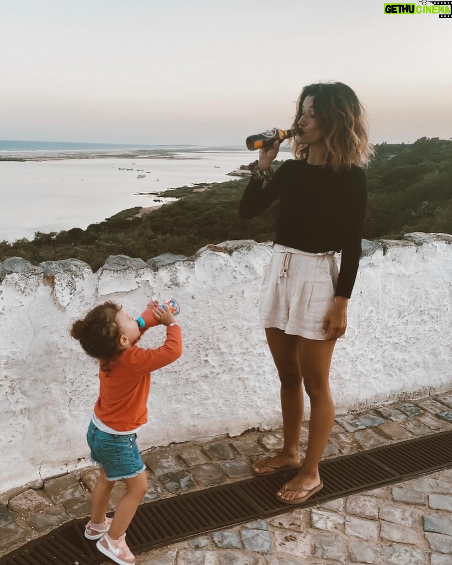 Inês Curado - 734 Likes - Sou de uma família de mulheres. De mulheres não. De super mulheres! De super mães! Com super poderes! Capazes de dar a volta ao mundo pelos seus! Capazes de enfrentarem as coisas mais duras sempre de colo pronto para aninhar as crias. Capazes do impossível.
Talvez por isso esse tenha sido sempre o meu maior sonho, ser mãe. Talvez inconscientemente sonhasse um dia em ser eu também uma super mulher com super poderes. Não sei se esse foi o motor inconsciente do meu sonho mas sei que no dia em que soube que a Mel crescia em mim, eu também me tornei numa super heroína! Talvez não como imaginava, talvez muito mais humana do que achava que eram as super heroínas. Talvez como elas.
Com falhas, acertos, dias bons, dias maus, com tudo o que a humanidade traz até aos super heróis. E sabem uma coisa? Está tudo certo, tão certo.
À minha avó agradeço-lhe a doçura, a tranquilidade e o mimo interminável.
À minha mãe agradeço-lhe a força de levar tudo à frente por nós as duas. Agradeço-lhe o amor incondicional do qual nunca duvidei. Fomos só nós durante tanto tempo e passaste por tanto sem nunca me largares a mão, sem nunca me travares o sonho, sabendo hoje que durante tanto tempo devias temer tanto o amanhã como eu temia e mesmo assim nunca mas mesmo nunca te senti duvidar das certezas que gritavas ao mundo. Nem que viva milhões de anos te conseguirei agradecer a dádiva que me deste de vir ao mundo e a dádiva que me deste e dás ao seres sempre a terra firme do meu voo.
À Mel agradeço-lhe os super poderes que me deu, a certeza que lutarei por ela todos os dias, a força, a calma, a candura, a humanidade. Minha filha contigo conheci-me de verdade, contigo e por ti quero ser melhor sempre, contigo não desisto nunca, contigo aprendi a falhar e a acertar com o mesmo amor por ti e por mim. Contigo conheci o amor incondicional. Tu ensinaste-me a amar o mundo. És o meu sonho.
Ao Helder agradeço com todo o meu ser, sem ti hoje este dia não seria também meu. ❤️
AMO-VOS, cada dia mais e mais ✨