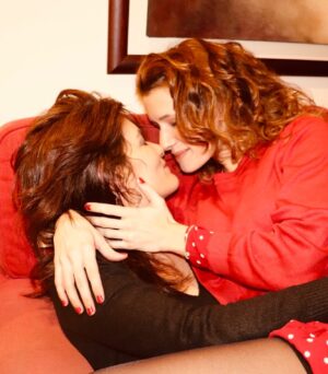 Inês Curado Instagram - 5.0

Dia 5 de Junho, o dia dela, o dia em que esta menina, mulher, filha, mãe e avó chega a uma nova década. 
A Cláudia é a minha mãe e eu não a trocava por nada nem ninguém deste mundo. Ela é aquela que nunca desiste, aquela que luta mesmo que em sangue, aquela que vê sempre o outro no meio da multidão, aquela que trabalha horas sem fim para que não falte nada a todos os que com ela se cruzam, aquela que não para. Aquela que ama até à exaustão. Aquela que nutre como mãe e protege como pai. Aquela que é a melhor profissional deste mundo e que trabalha com sentido de missão. 
E tudo isto num MULHERÃO! 
Uma mulher inacreditavelmente linda! Que esbanja charme, simpatia e amor por onde passa. 
Eu sei que as nossas mães são sempre as melhores do mundo e bla bla bla mas acreditem, A MINHA MÃE É MESMO A MELHOR! 
Hoje completas mais uma volta ao sol, hoje entras numa nova década, num ano tão forte e tão cheio de simbolismos. Hoje fazes 50 anos. São 50 anos teus e 30 nossos. Muitas das tuas aventuras, medos, conquistas e sonhos eu vivi contigo, vivi através de ti e ter em ti a minha companheira de montanha russa é um presente tão grande como a possibilidade de viver. 

Transbordo de orgulho em ti. 
Transbordo de admiração.
Transbordo de amor.

Parabéns Mãe! 

Que hoje fiquem para trás todos os obstáculos e que a partir de hoje renasças para uma nova vida, de sol e abundância ❤️

“Bebé ama mamã!”

#happybirthday #motherdaughter
