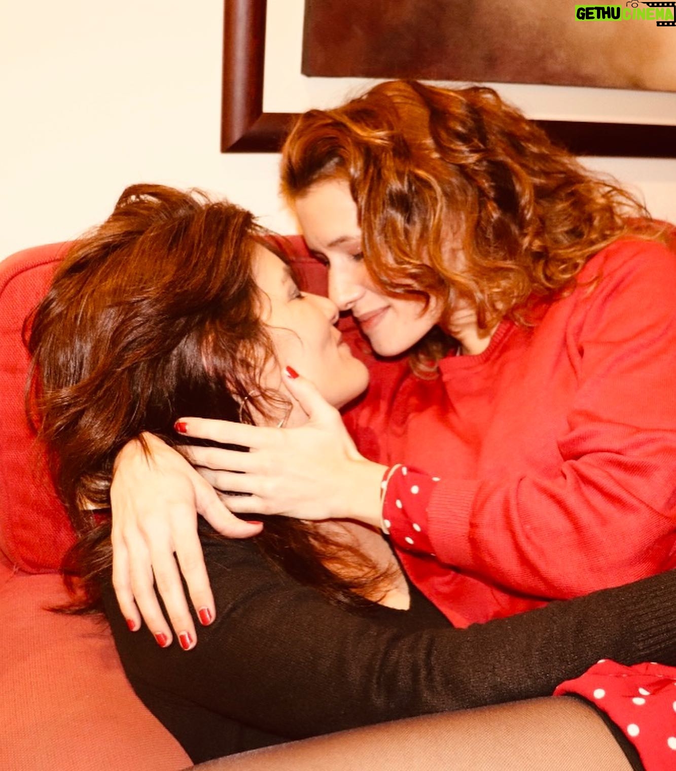 Inês Curado - 365 Likes - 5.0
Dia 5 de Junho, o dia dela, o dia em que esta menina, mulher, filha, mãe e avó chega a uma nova década.
A Cláudia é a minha mãe e eu não a trocava por nada nem ninguém deste mundo. Ela é aquela que nunca desiste, aquela que luta mesmo que em sangue, aquela que vê sempre o outro no meio da multidão, aquela que trabalha horas sem fim para que não falte nada a todos os que com ela se cruzam, aquela que não para. Aquela que ama até à exaustão. Aquela que nutre como mãe e protege como pai. Aquela que é a melhor profissional deste mundo e que trabalha com sentido de missão.
E tudo isto num MULHERÃO!
Uma mulher inacreditavelmente linda! Que esbanja charme, simpatia e amor por onde passa.
Eu sei que as nossas mães são sempre as melhores do mundo e bla bla bla mas acreditem, A MINHA MÃE É MESMO A MELHOR!
Hoje completas mais uma volta ao sol, hoje entras numa nova década, num ano tão forte e tão cheio de simbolismos. Hoje fazes 50 anos. São 50 anos teus e 30 nossos. Muitas das tuas aventuras, medos, conquistas e sonhos eu vivi contigo, vivi através de ti e ter em ti a minha companheira de montanha russa é um presente tão grande como a possibilidade de viver.
Transbordo de orgulho em ti.
Transbordo de admiração.
Transbordo de amor.
Parabéns Mãe!
Que hoje fiquem para trás todos os obstáculos e que a partir de hoje renasças para uma nova vida, de sol e abundância ❤️
“Bebé ama mamã!”
#happybirthday #motherdaughter
