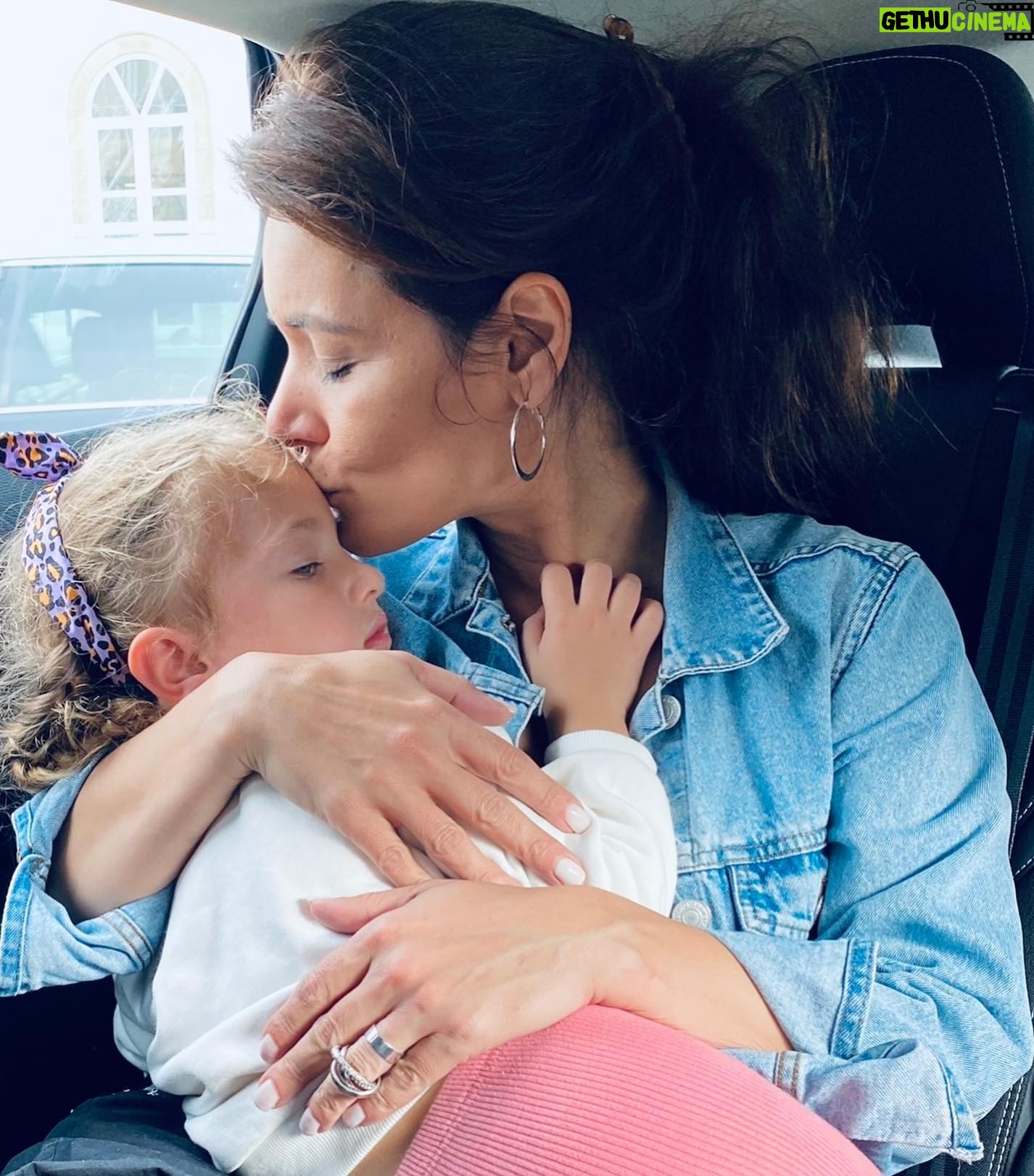 Inês Curado - 365 Likes - 5.0
Dia 5 de Junho, o dia dela, o dia em que esta menina, mulher, filha, mãe e avó chega a uma nova década.
A Cláudia é a minha mãe e eu não a trocava por nada nem ninguém deste mundo. Ela é aquela que nunca desiste, aquela que luta mesmo que em sangue, aquela que vê sempre o outro no meio da multidão, aquela que trabalha horas sem fim para que não falte nada a todos os que com ela se cruzam, aquela que não para. Aquela que ama até à exaustão. Aquela que nutre como mãe e protege como pai. Aquela que é a melhor profissional deste mundo e que trabalha com sentido de missão.
E tudo isto num MULHERÃO!
Uma mulher inacreditavelmente linda! Que esbanja charme, simpatia e amor por onde passa.
Eu sei que as nossas mães são sempre as melhores do mundo e bla bla bla mas acreditem, A MINHA MÃE É MESMO A MELHOR!
Hoje completas mais uma volta ao sol, hoje entras numa nova década, num ano tão forte e tão cheio de simbolismos. Hoje fazes 50 anos. São 50 anos teus e 30 nossos. Muitas das tuas aventuras, medos, conquistas e sonhos eu vivi contigo, vivi através de ti e ter em ti a minha companheira de montanha russa é um presente tão grande como a possibilidade de viver.
Transbordo de orgulho em ti.
Transbordo de admiração.
Transbordo de amor.
Parabéns Mãe!
Que hoje fiquem para trás todos os obstáculos e que a partir de hoje renasças para uma nova vida, de sol e abundância ❤️
“Bebé ama mamã!”
#happybirthday #motherdaughter