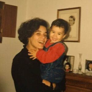 Inês Curado Instagram - 5.0

Dia 5 de Junho, o dia dela, o dia em que esta menina, mulher, filha, mãe e avó chega a uma nova década. 
A Cláudia é a minha mãe e eu não a trocava por nada nem ninguém deste mundo. Ela é aquela que nunca desiste, aquela que luta mesmo que em sangue, aquela que vê sempre o outro no meio da multidão, aquela que trabalha horas sem fim para que não falte nada a todos os que com ela se cruzam, aquela que não para. Aquela que ama até à exaustão. Aquela que nutre como mãe e protege como pai. Aquela que é a melhor profissional deste mundo e que trabalha com sentido de missão. 
E tudo isto num MULHERÃO! 
Uma mulher inacreditavelmente linda! Que esbanja charme, simpatia e amor por onde passa. 
Eu sei que as nossas mães são sempre as melhores do mundo e bla bla bla mas acreditem, A MINHA MÃE É MESMO A MELHOR! 
Hoje completas mais uma volta ao sol, hoje entras numa nova década, num ano tão forte e tão cheio de simbolismos. Hoje fazes 50 anos. São 50 anos teus e 30 nossos. Muitas das tuas aventuras, medos, conquistas e sonhos eu vivi contigo, vivi através de ti e ter em ti a minha companheira de montanha russa é um presente tão grande como a possibilidade de viver. 

Transbordo de orgulho em ti. 
Transbordo de admiração.
Transbordo de amor.

Parabéns Mãe! 

Que hoje fiquem para trás todos os obstáculos e que a partir de hoje renasças para uma nova vida, de sol e abundância ❤️

“Bebé ama mamã!”

#happybirthday #motherdaughter