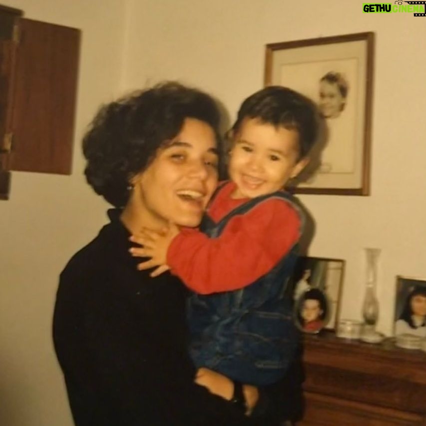 Inês Curado - 365 Likes - 5.0
Dia 5 de Junho, o dia dela, o dia em que esta menina, mulher, filha, mãe e avó chega a uma nova década.
A Cláudia é a minha mãe e eu não a trocava por nada nem ninguém deste mundo. Ela é aquela que nunca desiste, aquela que luta mesmo que em sangue, aquela que vê sempre o outro no meio da multidão, aquela que trabalha horas sem fim para que não falte nada a todos os que com ela se cruzam, aquela que não para. Aquela que ama até à exaustão. Aquela que nutre como mãe e protege como pai. Aquela que é a melhor profissional deste mundo e que trabalha com sentido de missão.
E tudo isto num MULHERÃO!
Uma mulher inacreditavelmente linda! Que esbanja charme, simpatia e amor por onde passa.
Eu sei que as nossas mães são sempre as melhores do mundo e bla bla bla mas acreditem, A MINHA MÃE É MESMO A MELHOR!
Hoje completas mais uma volta ao sol, hoje entras numa nova década, num ano tão forte e tão cheio de simbolismos. Hoje fazes 50 anos. São 50 anos teus e 30 nossos. Muitas das tuas aventuras, medos, conquistas e sonhos eu vivi contigo, vivi através de ti e ter em ti a minha companheira de montanha russa é um presente tão grande como a possibilidade de viver.
Transbordo de orgulho em ti.
Transbordo de admiração.
Transbordo de amor.
Parabéns Mãe!
Que hoje fiquem para trás todos os obstáculos e que a partir de hoje renasças para uma nova vida, de sol e abundância ❤️
“Bebé ama mamã!”
#happybirthday #motherdaughter
