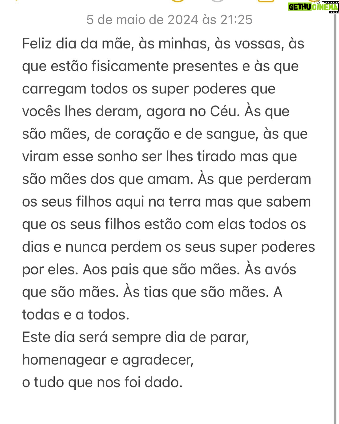 Inês Curado - 734 Likes - Sou de uma família de mulheres. De mulheres não. De super mulheres! De super mães! Com super poderes! Capazes de dar a volta ao mundo pelos seus! Capazes de enfrentarem as coisas mais duras sempre de colo pronto para aninhar as crias. Capazes do impossível.
Talvez por isso esse tenha sido sempre o meu maior sonho, ser mãe. Talvez inconscientemente sonhasse um dia em ser eu também uma super mulher com super poderes. Não sei se esse foi o motor inconsciente do meu sonho mas sei que no dia em que soube que a Mel crescia em mim, eu também me tornei numa super heroína! Talvez não como imaginava, talvez muito mais humana do que achava que eram as super heroínas. Talvez como elas.
Com falhas, acertos, dias bons, dias maus, com tudo o que a humanidade traz até aos super heróis. E sabem uma coisa? Está tudo certo, tão certo.
À minha avó agradeço-lhe a doçura, a tranquilidade e o mimo interminável.
À minha mãe agradeço-lhe a força de levar tudo à frente por nós as duas. Agradeço-lhe o amor incondicional do qual nunca duvidei. Fomos só nós durante tanto tempo e passaste por tanto sem nunca me largares a mão, sem nunca me travares o sonho, sabendo hoje que durante tanto tempo devias temer tanto o amanhã como eu temia e mesmo assim nunca mas mesmo nunca te senti duvidar das certezas que gritavas ao mundo. Nem que viva milhões de anos te conseguirei agradecer a dádiva que me deste de vir ao mundo e a dádiva que me deste e dás ao seres sempre a terra firme do meu voo.
À Mel agradeço-lhe os super poderes que me deu, a certeza que lutarei por ela todos os dias, a força, a calma, a candura, a humanidade. Minha filha contigo conheci-me de verdade, contigo e por ti quero ser melhor sempre, contigo não desisto nunca, contigo aprendi a falhar e a acertar com o mesmo amor por ti e por mim. Contigo conheci o amor incondicional. Tu ensinaste-me a amar o mundo. És o meu sonho.
Ao Helder agradeço com todo o meu ser, sem ti hoje este dia não seria também meu. ❤️
AMO-VOS, cada dia mais e mais ✨