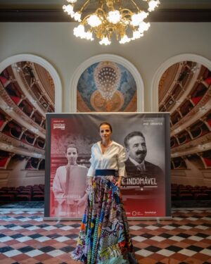 Inês Herédia Instagram - Ontem o Dr. Eduardo Jesus, disse-me duas vezes, uma em público e outra em privado: “Não sei se este é o melhor ou o pior projeto que fez, mas não tenha dúvida que será o mais especial da sua carreira”. Não se quis repetir, quis perceber se eu tinha noção da importância do que acabáramos de fazer.
 A primeira de 3 ante-estreias que vamos ter do nosso “Visconde Indomável”, um documentário sobre a vida extraordinária do Visconde da Ribeira Brava, aquele que durante 1 século se acreditou ser o autor do regicídio e que por acaso, é meu tetra-avô. Que orgulho fazer parte desta mini-série documental, que alegria ver parte do resultado final, que comovente receber as primeiras impressões tão elogiosas do público e que ansiedade para que finalmente a possam ver na RTP 1, ainda este ano.

Obrigada @episodioproezafilmes e José Abrantes pelo convite e por terem confiado tanto em mim. Pela oportunidade de cavar e reunir os factos junto dos nossos maiores historiadores e por me deixarem conduzir sem nunca ter feito nada semelhante. 

Um agradecimento muito especial à Madeira Film Commission, à Lisboa Film Commission, à Secretaria Regional da Economia, Turismo e Cultura da Madeira, e às Câmaras do Funchal, Vidigueira, Ribeira Brava e Lisboa. Como se ouviu ontem em palco, “investir na cultura, nunca é caro”. 

👗 @roselyn_silva 
👔 @roselyn_silva 
📸 @celsocastanha