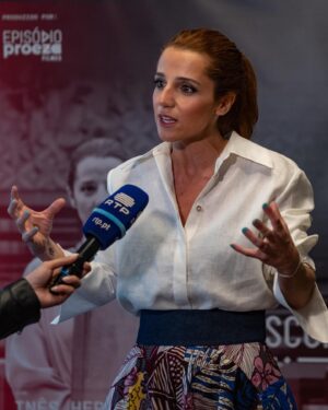 Inês Herédia Instagram - Ontem o Dr. Eduardo Jesus, disse-me duas vezes, uma em público e outra em privado: “Não sei se este é o melhor ou o pior projeto que fez, mas não tenha dúvida que será o mais especial da sua carreira”. Não se quis repetir, quis perceber se eu tinha noção da importância do que acabáramos de fazer.
 A primeira de 3 ante-estreias que vamos ter do nosso “Visconde Indomável”, um documentário sobre a vida extraordinária do Visconde da Ribeira Brava, aquele que durante 1 século se acreditou ser o autor do regicídio e que por acaso, é meu tetra-avô. Que orgulho fazer parte desta mini-série documental, que alegria ver parte do resultado final, que comovente receber as primeiras impressões tão elogiosas do público e que ansiedade para que finalmente a possam ver na RTP 1, ainda este ano.

Obrigada @episodioproezafilmes e José Abrantes pelo convite e por terem confiado tanto em mim. Pela oportunidade de cavar e reunir os factos junto dos nossos maiores historiadores e por me deixarem conduzir sem nunca ter feito nada semelhante. 

Um agradecimento muito especial à Madeira Film Commission, à Lisboa Film Commission, à Secretaria Regional da Economia, Turismo e Cultura da Madeira, e às Câmaras do Funchal, Vidigueira, Ribeira Brava e Lisboa. Como se ouviu ontem em palco, “investir na cultura, nunca é caro”. 

👗 @roselyn_silva 
👔 @roselyn_silva 
📸 @celsocastanha