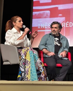 Inês Herédia Instagram - Ontem o Dr. Eduardo Jesus, disse-me duas vezes, uma em público e outra em privado: “Não sei se este é o melhor ou o pior projeto que fez, mas não tenha dúvida que será o mais especial da sua carreira”. Não se quis repetir, quis perceber se eu tinha noção da importância do que acabáramos de fazer.
 A primeira de 3 ante-estreias que vamos ter do nosso “Visconde Indomável”, um documentário sobre a vida extraordinária do Visconde da Ribeira Brava, aquele que durante 1 século se acreditou ser o autor do regicídio e que por acaso, é meu tetra-avô. Que orgulho fazer parte desta mini-série documental, que alegria ver parte do resultado final, que comovente receber as primeiras impressões tão elogiosas do público e que ansiedade para que finalmente a possam ver na RTP 1, ainda este ano.

Obrigada @episodioproezafilmes e José Abrantes pelo convite e por terem confiado tanto em mim. Pela oportunidade de cavar e reunir os factos junto dos nossos maiores historiadores e por me deixarem conduzir sem nunca ter feito nada semelhante. 

Um agradecimento muito especial à Madeira Film Commission, à Lisboa Film Commission, à Secretaria Regional da Economia, Turismo e Cultura da Madeira, e às Câmaras do Funchal, Vidigueira, Ribeira Brava e Lisboa. Como se ouviu ontem em palco, “investir na cultura, nunca é caro”. 

👗 @roselyn_silva 
👔 @roselyn_silva 
📸 @celsocastanha