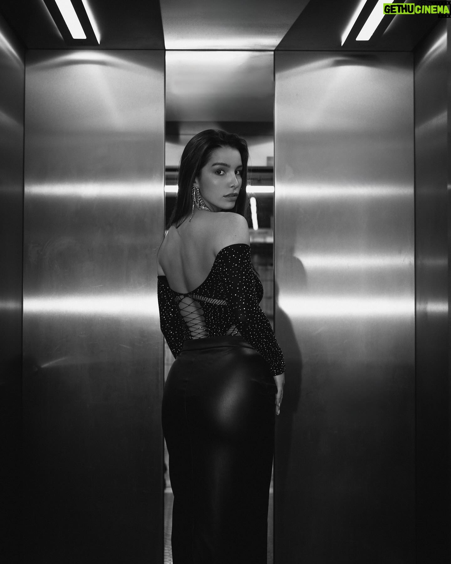 Inês Monteiro - 3K Likes - @inessofiamonteiro 🖤
.
.
.
#photooftheday #blackandwhite #portrait #flashphotography