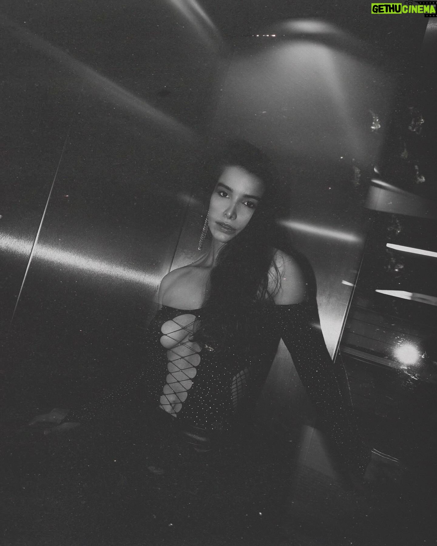 Inês Monteiro - 3K Likes - @inessofiamonteiro 🖤
.
.
.
#photooftheday #blackandwhite #portrait #flashphotography