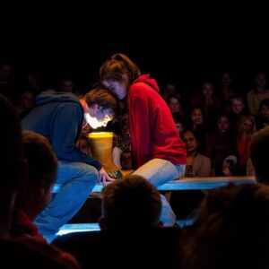 Inga Ibsdotter Lilleaas Instagram - Siste show på @teatermanu kl. 16.30! Forstilling nr. 112!! Vi kan garantert replikkene🤓