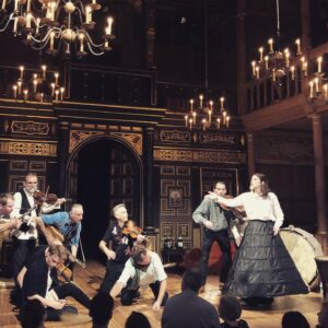 Inga Ibsdotter Lilleaas Instagram - Prøvde ut noen scener fra «En Midtsommernattsdrøm på Tønneloftet» på @the_globe i går! Fantastisk opplevelse! Kom og se oss i Haugesund fra 24.oktober! 🎻🕯