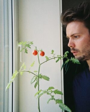 Inga Ibsdotter Lilleaas Instagram - Sommerkroppen IV. 🍅Takk til @ragnhildgravem og @geirramsvik for tomatplanten som bar akkurat nok frukt til to. 📸: @gunnarius