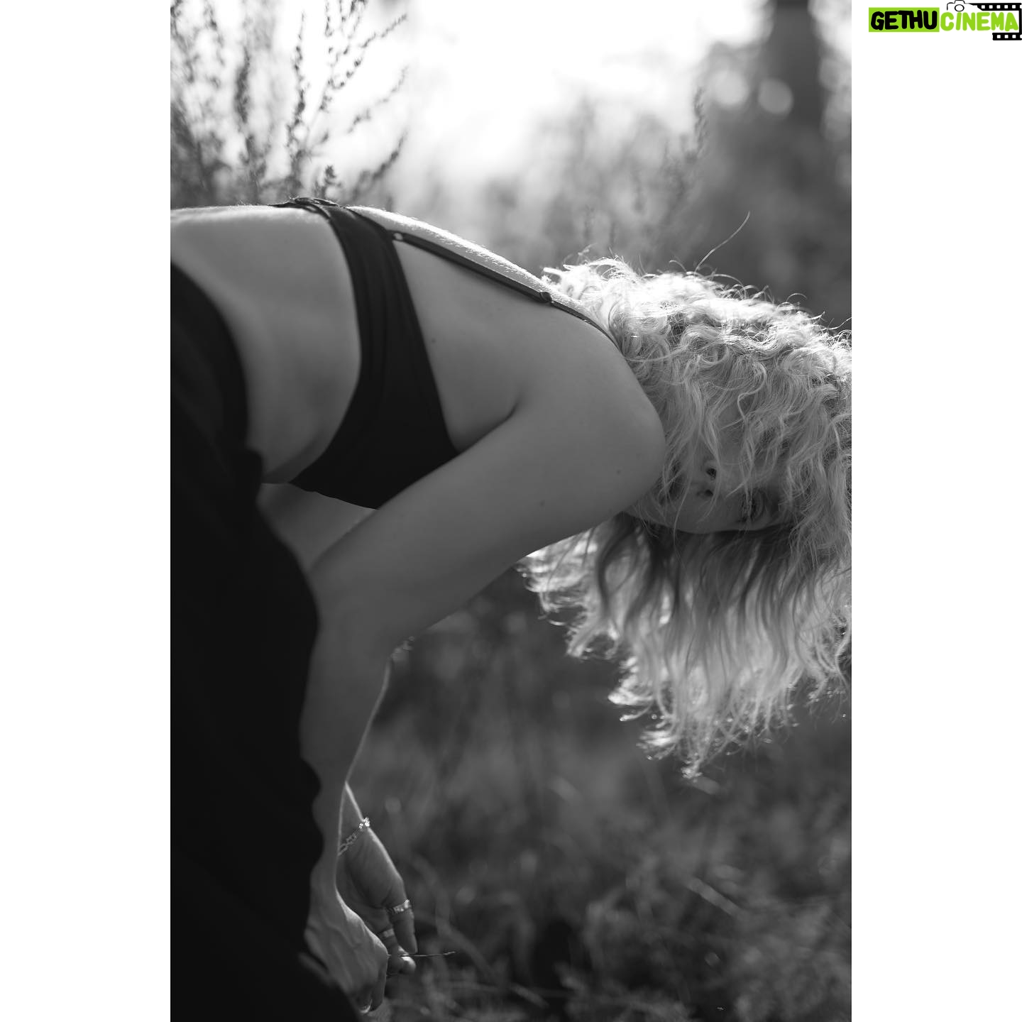 Ingrid St-Pierre - 456 Likes - Je voulais vous dire merci. Ça m’a fait plaisir de lire vos mots doux pour la sortie de ma petite fougère des bois. L’Onoclée vous appartient maintenant. Le reste de l’album va se frayer un chemin vers vous un 24 février. J’ai hâte qu’il habite vos maisons. Je garde vos beaux messages au chaud des jours en attendant. M’ennuie de vous. Vraiment beaucoup.
Crédits photos 🧚🏻♂️
Direction photo et stylisme @olivia_leblanc
Photos @shaynelaverdiere
assisté par @aljosaa
Hair and make up @genevievelenneville @folioartists
Coupe et couleur @marcuuus
@simonerecords