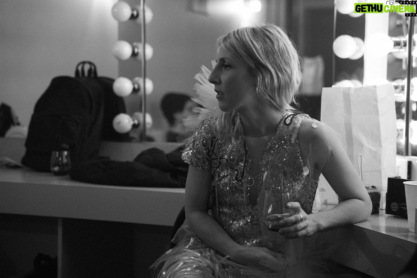 Ingrid St-Pierre - 510 Likes - C’était la répétition générale hier au Gesu. J’ai le coeur gros de savoir que ce sera la seule et dernière fois que ce spectacle vivra ce soir. C’est la beauté des choses qui se terminent. On distille chaque secondes pour s’y enrouler. @p_bro @frannieho @josephmrchd Liu-Kong Ha
✨Crédits photos @marcetiennemongrain