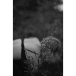 Ingrid St-Pierre Instagram - Je voulais vous dire merci. Ça m’a fait plaisir de lire vos mots doux pour la sortie de ma petite fougère des bois. L’Onoclée vous appartient maintenant. Le reste de l’album va se frayer un chemin vers vous un 24 février. J’ai hâte qu’il habite vos maisons. Je garde vos beaux messages au chaud des jours en attendant. M’ennuie de vous. Vraiment beaucoup. 

Crédits photos 🧚🏻‍♂️
Direction photo et stylisme @olivia_leblanc 
Photos @shaynelaverdiere 
assisté par @aljosaa 
Hair and make up @genevievelenneville @folioartists 
Coupe et couleur @marcuuus 
@simonerecords