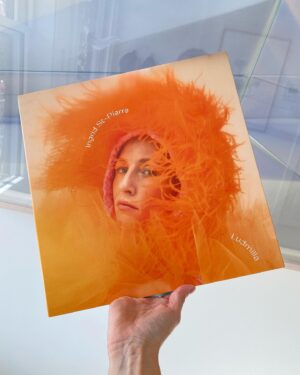 Ingrid St-Pierre Instagram - Je le croquerais genre. On dirait un petit jujube.🍋🍊🍑🧡Ce joli vinyle de Ludmilla agencé au ciel est enfin dispo les amis.
Dispo ici; https://ingridstpierre.bandcamp.com/album/ludmilla