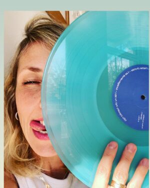 Ingrid St-Pierre Instagram - Je le croquerais genre. On dirait un petit jujube.🍋🍊🍑🧡Ce joli vinyle de Ludmilla agencé au ciel est enfin dispo les amis.
Dispo ici; https://ingridstpierre.bandcamp.com/album/ludmilla