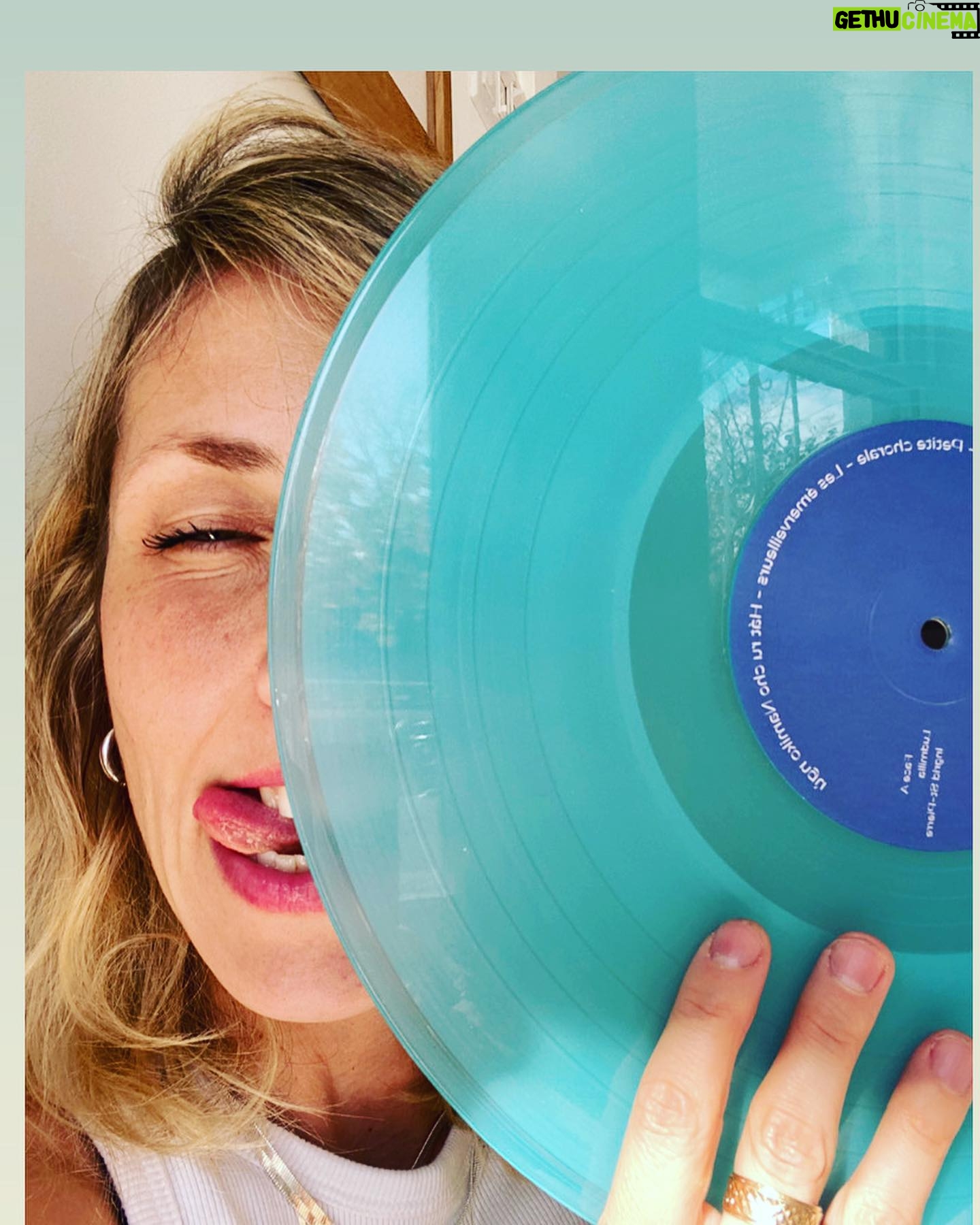 Ingrid St-Pierre - 360 Likes - Je le croquerais genre. On dirait un petit jujube.🍋🍊🍑🧡Ce joli vinyle de Ludmilla agencé au ciel est enfin dispo les amis.
Dispo ici; https://ingridstpierre.bandcamp.com/album/ludmilla