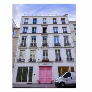 Ingrid St-Pierre Instagram - Un carrousel très doux… parce que nécessaire.
 🌸🎈🩷 #paris #printemps