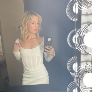 Ingrid St-Pierre Instagram - Doux dimanche de célébrations 🎉 
Maquillage ✨  @lucia_dias_maquilleuse 
Coiffure Sophie Bernier 
Couleur @marcuuus 
✨
@loteries_lotoquebec