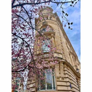 Ingrid St-Pierre Instagram - Un carrousel très doux… parce que nécessaire.
 🌸🎈🩷 #paris #printemps