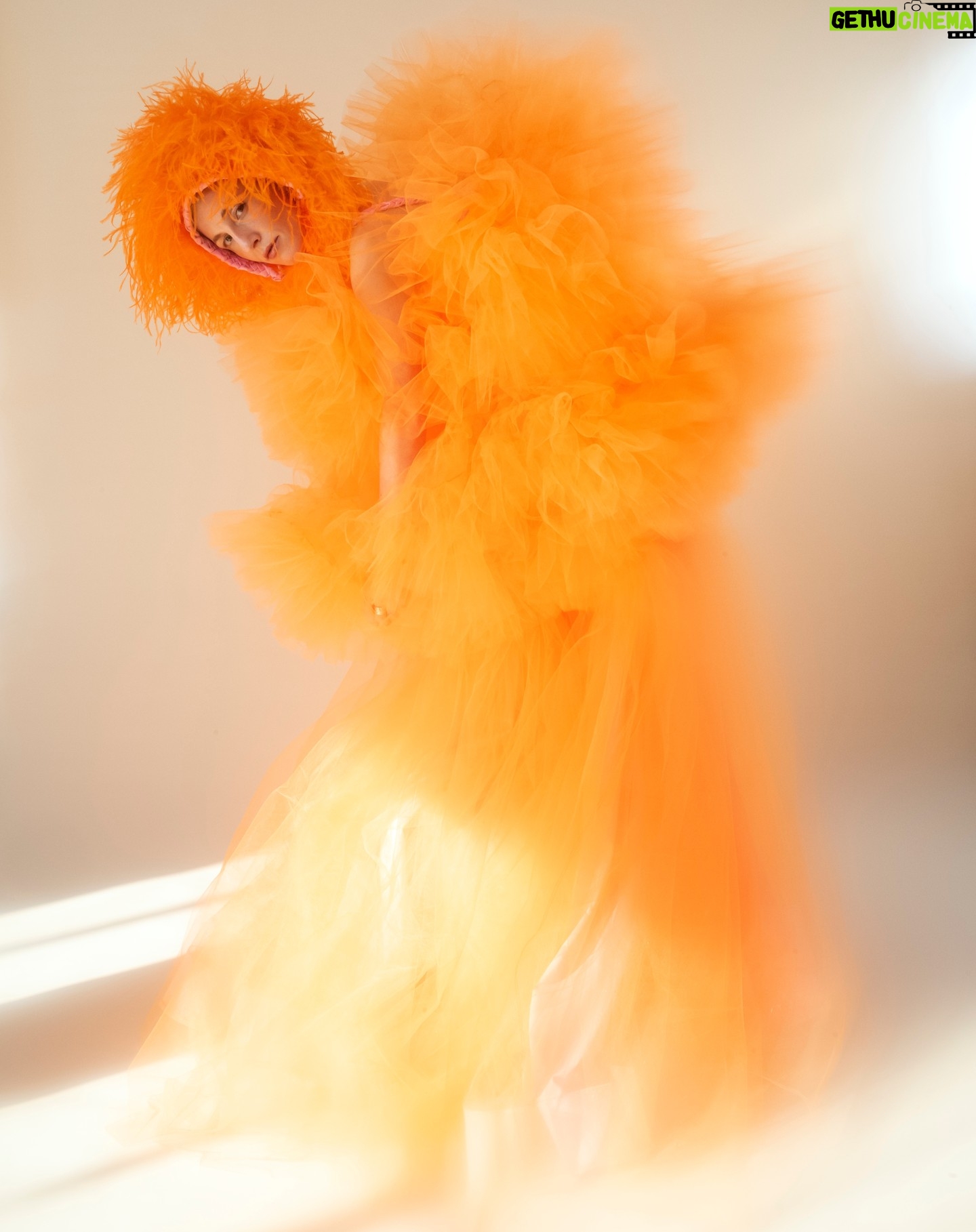 Ingrid St-Pierre - 515 Likes - Ludmilla🧡
Ode à mon enfance poème qui se brode dans le tutu d’une ballerine; Ludmilla Chiriaeff. L’album prend naissance il y a 1 an dans cet espace-temps où il me semblait trop difficile de porter la quotidienneté, de raconter le réel dans un format de chanson; j’ai voulu raconter autrement. J’ai écrit beaucoup. Des histoires, entre autres. Des souvenirs d’enfance comme des presqu’îles à habiter au large de tout. Puis la musique à fait son entrée naturellement. Comme des enveloppes à histoires, en pointillisme musical et manteau pianistique. J’ai osé faire le pari que l’émotion passerait au-delà des mots. Que je pouvais raconter dans un autre langage. 10 pièces comme de la musique de film qui portent en elles les ballerines, les grands ciels, les framboises, les étés, le minuscule.
@p_bro Merci pour la broderie et l’amitié
@gllavigne Merci pour la magie
Liu Kong Ha pour les percussions et tout 🧡
@simonerecords merci pour la confiance
@sonia_banana_ amie fabuleuse et gérante précieuse.
Merci à toute l’équipe de @justedufeu pour la pochette.
@monsemuro photos
@tristanrehel conception costumes
@xaviercyr stylisme et D.A
@ashleydiabo CCM
@bel.campo graphisme