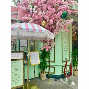 Ingrid St-Pierre Instagram - Un carrousel très doux… parce que nécessaire.
 🌸🎈🩷 #paris #printemps