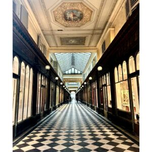 Ingrid St-Pierre Instagram - Un carrousel très doux… parce que nécessaire.
 🌸🎈🩷 #paris #printemps