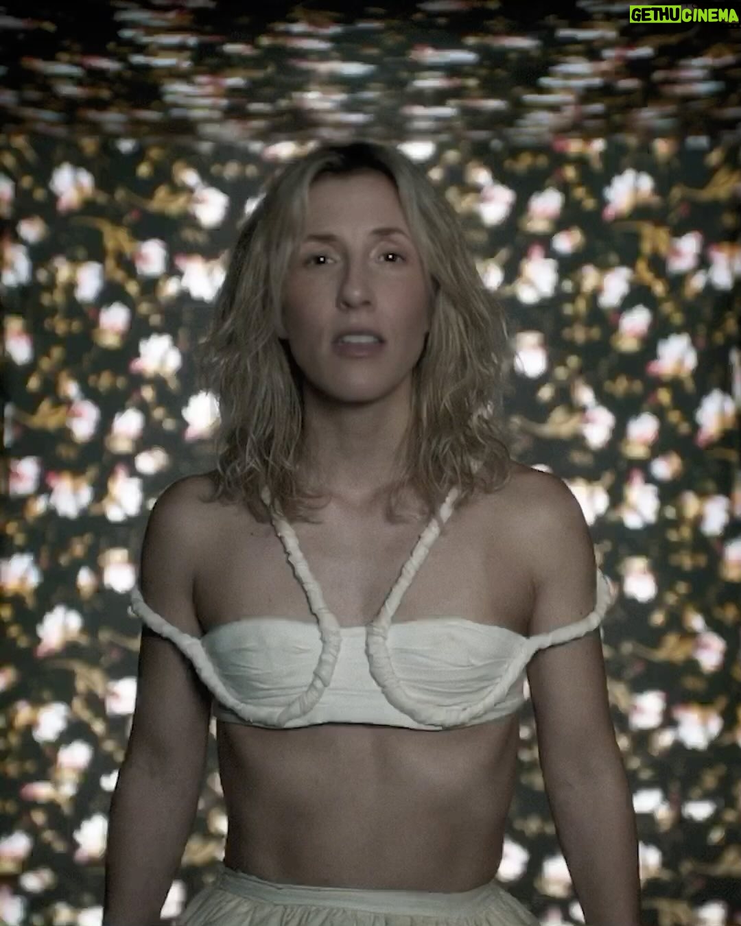 Ingrid St-Pierre - 623 Likes - Demain, le clip
✨REINES ✨
Réalisation : @farleymarianne
Direction photo : André Dufour
Conception artistique : Yola van Leeuwenkamp @couleuryola
Assistante directrice artistique : Mathilde Prud’Homme
Assistant caméra : Lawrence Labeau
Chef électro : Léandre Mineau St-Pierre
Chef machino : Tommy Bellefeuille
Swing : Annick Sauvé
Coiffure et Maquillage : Soraya Qadi @soraya.qadi
Stylisme : Olivia Leblanc @olivia_leblanc
Habilleuse : Indiana Bourassa-Petit @indiannna
Techniciens décor : Mathilde Prud’Homme & Patrick Renaud
Mains : Patrick Renaud & Edgar Nzeyimana
Montage : Élie Veilleux
Colorisation : Éric Gaudry
Production déléguée : Veronique Vigneault
Producteur : @simonerecords