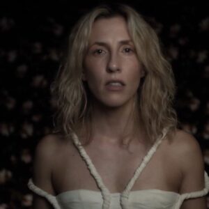 Ingrid St-Pierre Instagram - Reines, le clip, mercredi 26 avril. ✨👑✨

Je suis encore remuée de ce tournage. Me tenir debout, là devant vous. Dévoilant mon histoire, ma peau, mes doutes, mes craintes, entourée d’une équipe extraordinairement douce bienveillante et fabuleuse. 
Haussons la voix sans la peur, mes sœurs. 
Que plus rien ne nous abîme.

@farleymarianne