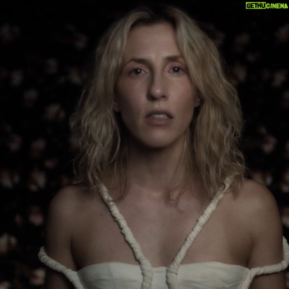 Ingrid St-Pierre - 346 Likes - Reines, le clip, mercredi 26 avril. ✨👑✨
Je suis encore remuée de ce tournage. Me tenir debout, là devant vous. Dévoilant mon histoire, ma peau, mes doutes, mes craintes, entourée d’une équipe extraordinairement douce bienveillante et fabuleuse.
Haussons la voix sans la peur, mes sœurs.
Que plus rien ne nous abîme.
@farleymarianne