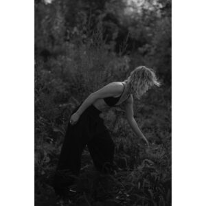 Ingrid St-Pierre Instagram - Je voulais vous dire merci. Ça m’a fait plaisir de lire vos mots doux pour la sortie de ma petite fougère des bois. L’Onoclée vous appartient maintenant. Le reste de l’album va se frayer un chemin vers vous un 24 février. J’ai hâte qu’il habite vos maisons. Je garde vos beaux messages au chaud des jours en attendant. M’ennuie de vous. Vraiment beaucoup. 

Crédits photos 🧚🏻‍♂️
Direction photo et stylisme @olivia_leblanc 
Photos @shaynelaverdiere 
assisté par @aljosaa 
Hair and make up @genevievelenneville @folioartists 
Coupe et couleur @marcuuus 
@simonerecords