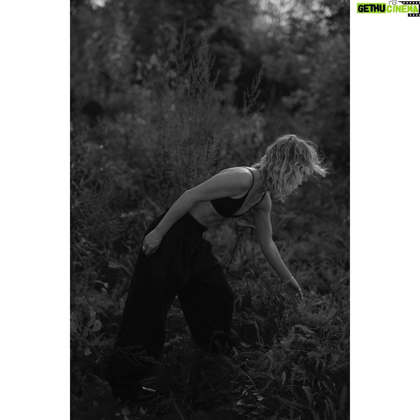 Ingrid St-Pierre - 456 Likes - Je voulais vous dire merci. Ça m’a fait plaisir de lire vos mots doux pour la sortie de ma petite fougère des bois. L’Onoclée vous appartient maintenant. Le reste de l’album va se frayer un chemin vers vous un 24 février. J’ai hâte qu’il habite vos maisons. Je garde vos beaux messages au chaud des jours en attendant. M’ennuie de vous. Vraiment beaucoup.
Crédits photos 🧚🏻♂️
Direction photo et stylisme @olivia_leblanc
Photos @shaynelaverdiere
assisté par @aljosaa
Hair and make up @genevievelenneville @folioartists
Coupe et couleur @marcuuus
@simonerecords