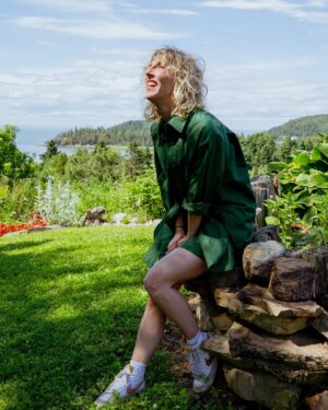 Ingrid St-Pierre Instagram - ☀️Merci à Guy Jodoin le très magnifique et toute l’équipe de @labelletournee! C’était si doux de passer cette journée avec vous tous. @brunoenvacances @wilfred_leb @guylainetanguayprive 🤍 crédits photos @cescodelavega François Dufour ☀️☀️.
.

 diffusion ce lundi, le 15 août à 20h à TVA 
☀️