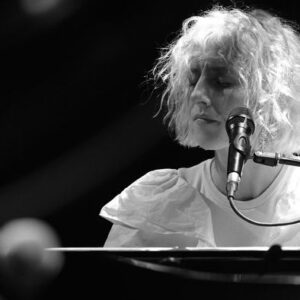 Ingrid St-Pierre Instagram - C’est une fort jolie série de spectacles qui se termine dans la lentille bienveillante de mon talentueux ami @sergebeauchemin. Quel bonheur immense que de retrouver la scène, les chansons magnifiées par ma meilleure amie sublime et précieuse @camille.esca. Merci pour tout, je ne trouverai jamais les mots justes pour vous dire à quel point il est grand le privilège d’écrire des chansons qui vivent désormais  dans vos maisons.  Merci 🤍
Crédits photos @sergebeauchemin