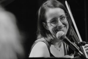 Ingrid St-Pierre Instagram - C’est une fort jolie série de spectacles qui se termine dans la lentille bienveillante de mon talentueux ami @sergebeauchemin. Quel bonheur immense que de retrouver la scène, les chansons magnifiées par ma meilleure amie sublime et précieuse @camille.esca. Merci pour tout, je ne trouverai jamais les mots justes pour vous dire à quel point il est grand le privilège d’écrire des chansons qui vivent désormais  dans vos maisons.  Merci 🤍
Crédits photos @sergebeauchemin