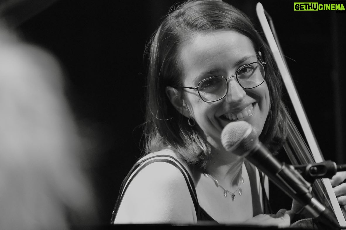 Ingrid St-Pierre - 538 Likes - C’est une fort jolie série de spectacles qui se termine dans la lentille bienveillante de mon talentueux ami @sergebeauchemin. Quel bonheur immense que de retrouver la scène, les chansons magnifiées par ma meilleure amie sublime et précieuse @camille.esca. Merci pour tout, je ne trouverai jamais les mots justes pour vous dire à quel point il est grand le privilège d’écrire des chansons qui vivent désormais dans vos maisons. Merci 🤍
Crédits photos @sergebeauchemin