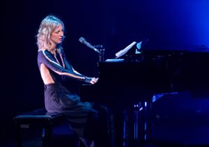 Ingrid St-Pierre Instagram - C’était une bien jolie première soirée de tournée hier au @theatredumarais à Val-Morin :) merci ! 

À samedi prochain, Brossard ! 🤍

Photos André Chevrier