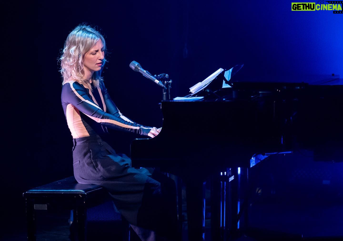 Ingrid St-Pierre - 529 Likes - C’était une bien jolie première soirée de tournée hier au @theatredumarais à Val-Morin :) merci !
À samedi prochain, Brossard ! 🤍
Photos André Chevrier