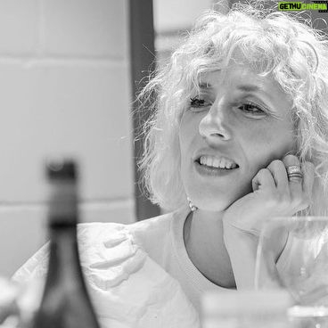 Ingrid St-Pierre - 538 Likes - C’est une fort jolie série de spectacles qui se termine dans la lentille bienveillante de mon talentueux ami @sergebeauchemin. Quel bonheur immense que de retrouver la scène, les chansons magnifiées par ma meilleure amie sublime et précieuse @camille.esca. Merci pour tout, je ne trouverai jamais les mots justes pour vous dire à quel point il est grand le privilège d’écrire des chansons qui vivent désormais dans vos maisons. Merci 🤍
Crédits photos @sergebeauchemin